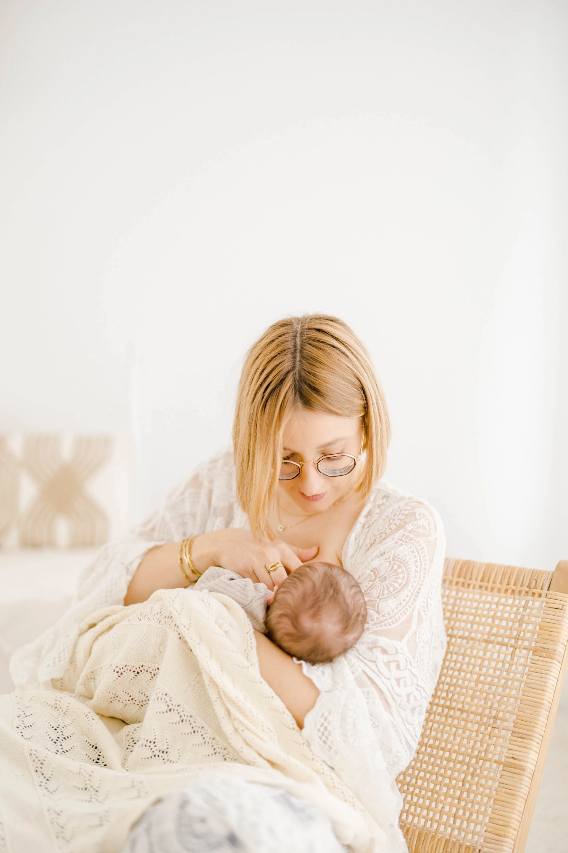 enfant bonheur beige gris marron